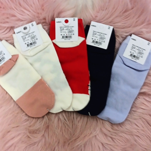 Brand New AIRES ASSORTED DESIGN HELLO KITTY SOCKS-5CT. - Picture 2 of 4